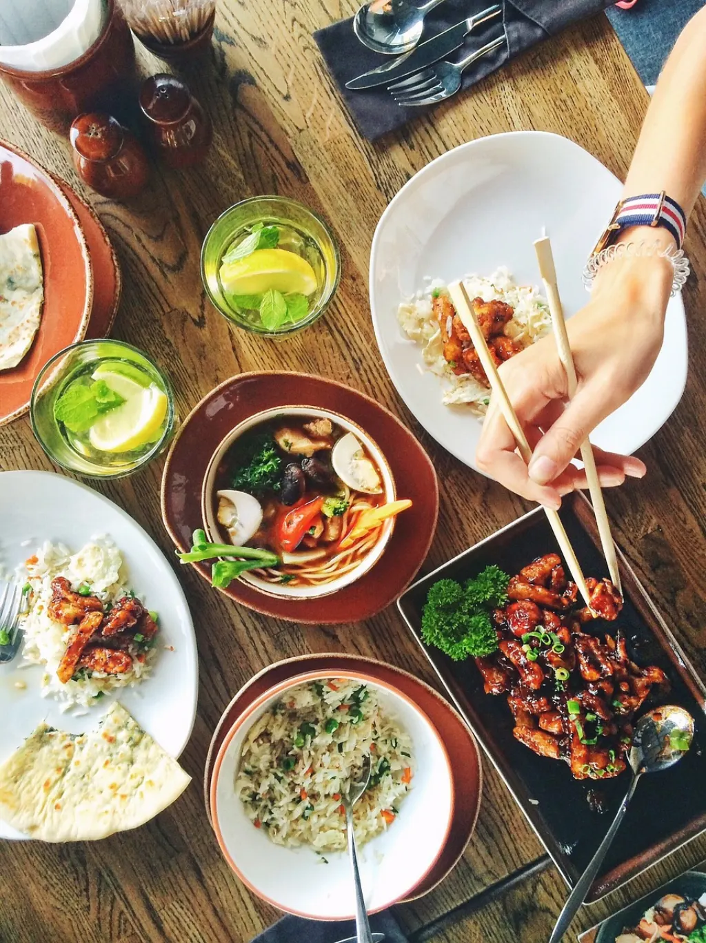 découvrez notre restaurant, un lieu où la gastronomie rencontre une ambiance chaleureuse. savourez des plats préparés avec des ingrédients frais et locaux, dans un cadre convivial. idéal pour des repas en famille, des dîners romantiques ou des sorties entre amis. réservez votre table dès aujourd'hui!