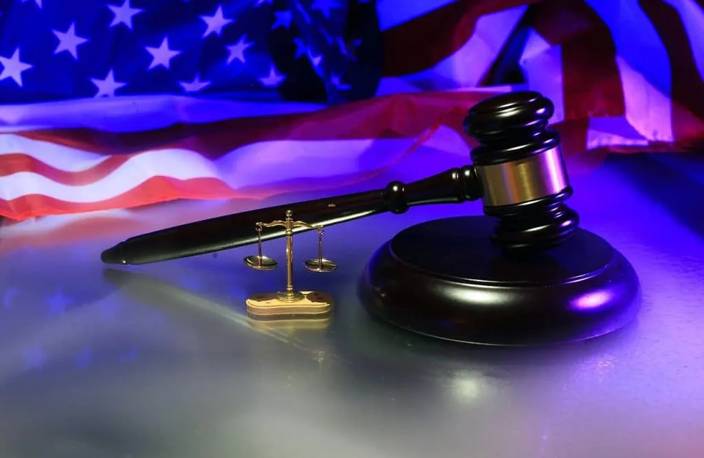 découvrez les principes fondamentaux du droit américain, son évolution historique, ses différentes branches et son impact sur la société. apprenez comment le système juridique des états-unis façonne les droits des citoyens et régule les affaires.