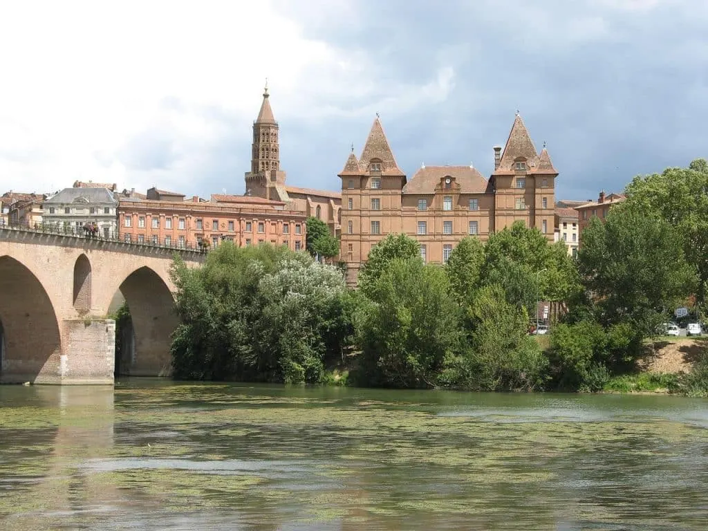 découvrez montauban, une ville riche en histoire et en culture, située dans le département du tarn-et-garonne. explorez ses monuments emblématiques, ses espaces verts accueillants et sa gastronomie savoureuse, tout en profitant d'un cadre de vie agréable et animé.