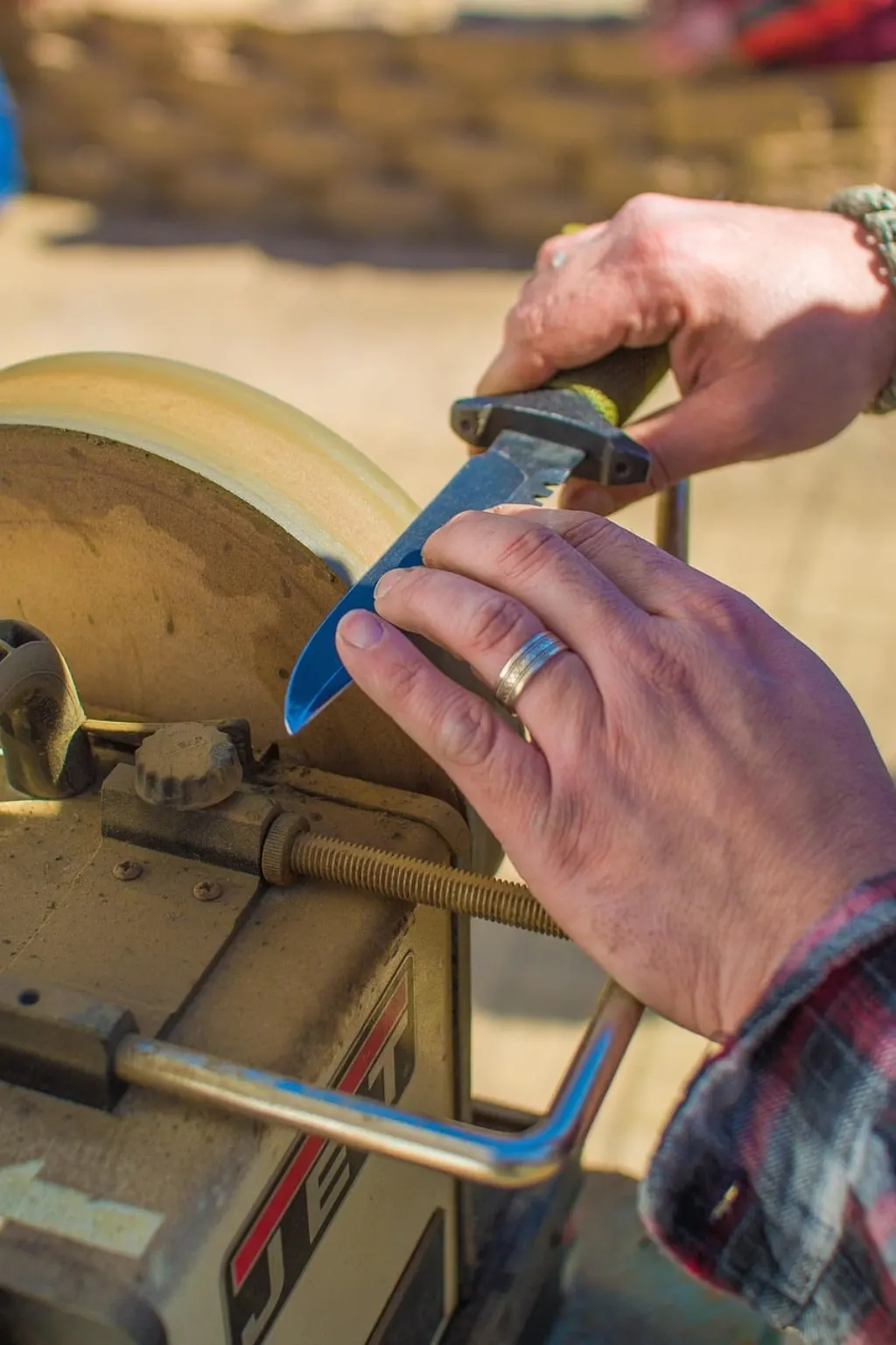 découvrez l'art de l'affûtage : techniques, outils et conseils pour aiguiser vos couteaux et instruments avec précision. améliorez votre efficacité en cuisine et votre travail manuel grâce à nos astuces professionnelles.