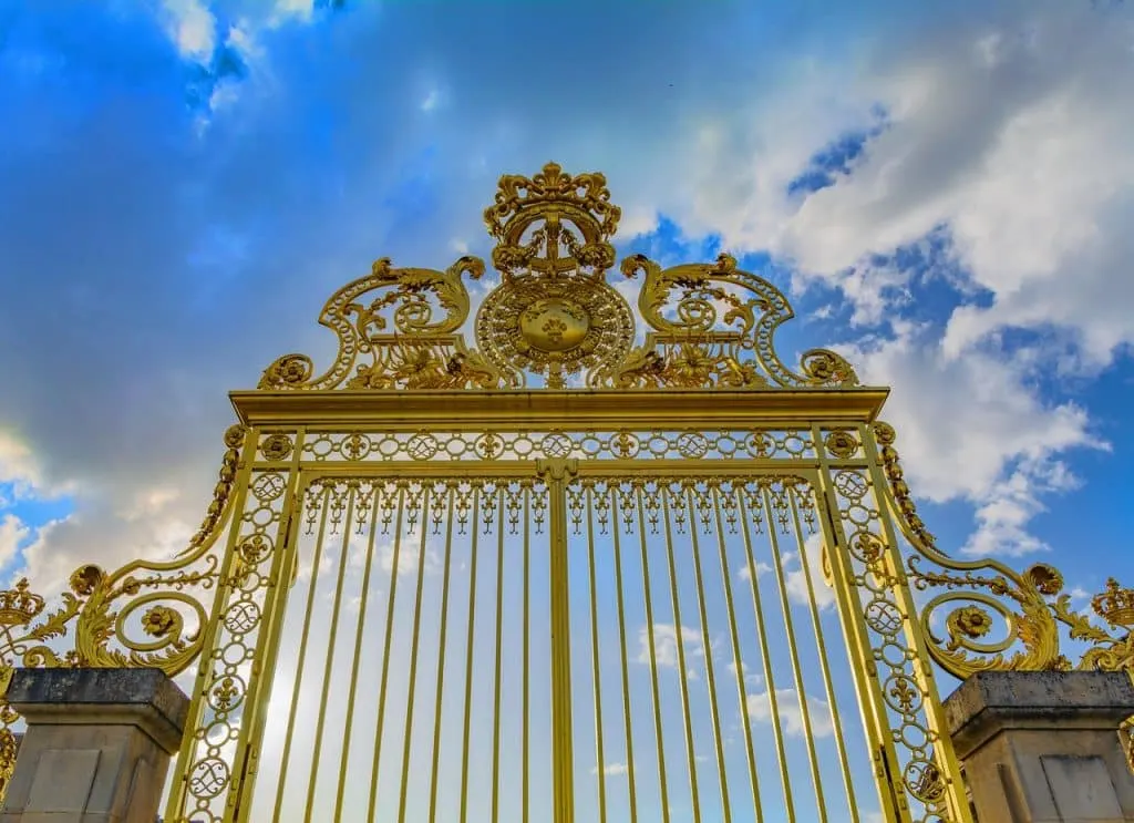 découvrez l'histoire fascinante de versailles, la célèbre ville française, connue pour son somptueux château et ses jardins majestueux. plongez dans l'art et le patrimoine de cette destination incontournable, symbole de la grandeur de la monarchie française.