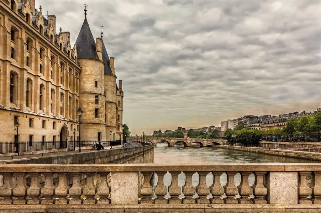 découvrez les services personnalisés d'un concierge qui s'occupe de toutes vos demandes, vous permettant de gagner du temps et de profiter pleinement de votre quotidien. que ce soit pour des réservations, des événements ou des besoins particuliers, notre concierge est là pour vous servir.