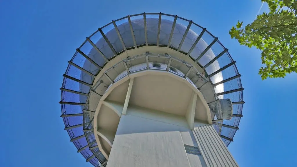 découvrez l'univers des radomes, ces structures innovantes qui protègent les antennes et équipements de communication. apprenez comment ils améliorent la performance des réseaux et leur rôle essentiel dans la technologie moderne.