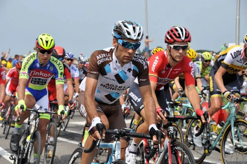 découvrez le tour de france, la célèbre course cycliste qui conquiert les routes de france chaque été. suivez les exploits des coureurs, les paysages époustouflants et l'incroyable passion des supporters de ce grand événement sportif.