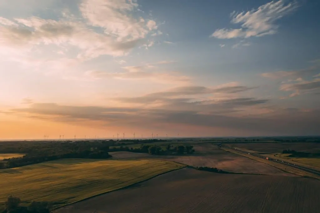 découvrez les principes, avantages et enjeux des parcs éoliens offshore, une solution innovante et durable pour produire de l'électricité à partir de l'énergie du vent en mer.