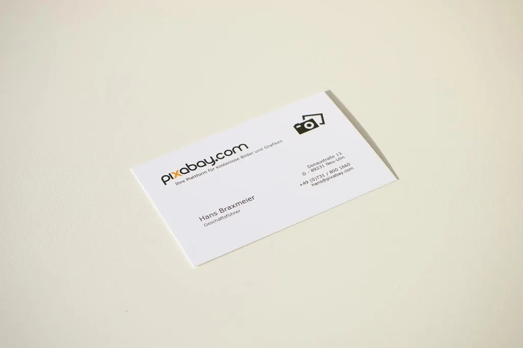 découvrez nos cartes de visite personnalisées, idéales pour promouvoir efficacement votre activité professionnelle avec style et professionnalisme.
