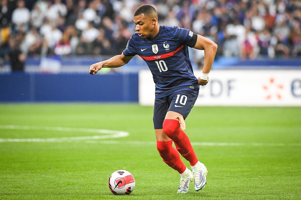 découvrez l'univers fascinant de kylian mbappé, l'un des footballeurs les plus talentueux et médiatisés de sa génération. plongez dans sa carrière exceptionnelle, ses performances sur le terrain, et son impact dans le monde du football.