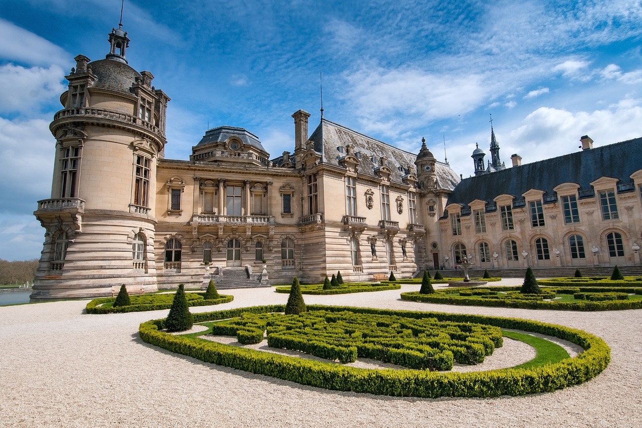 découvrez l'élégance intemporelle des châteaux, leurs architectures majestueuses et les histoires fascinantes qui les entourent. explorez l'histoire, la culture et la beauté de ces monuments emblématiques.