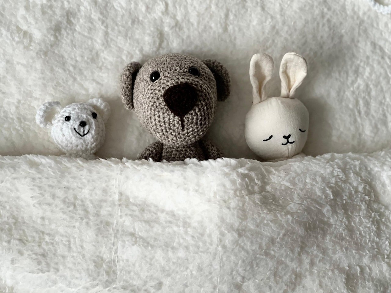 découvrez nos adorables ours en peluche faits main, réalisés avec amour et soin. chaque ours est unique, offrant une touche personnelle à votre collection ou un cadeau parfait pour un être cher. plongez dans l'univers chaleureux de nos créations artisanales et laissez-vous charmer par la douceur de nos teddy bears.
