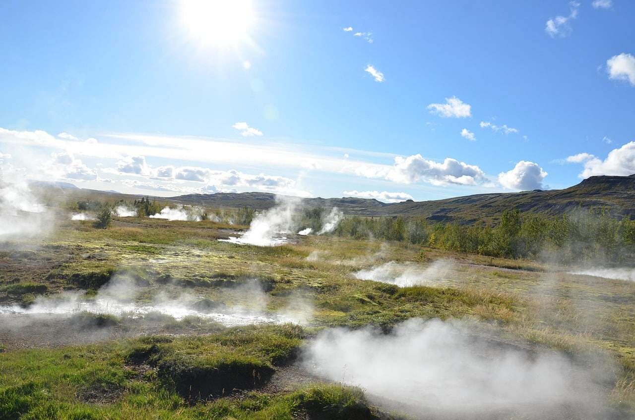 découvrez l'énergie géothermique, une source renouvelable et durable qui utilise la chaleur de la terre pour produire de l'électricité et chauffer des bâtiments. explorez ses avantages, ses applications et son impact positif sur l'environnement.