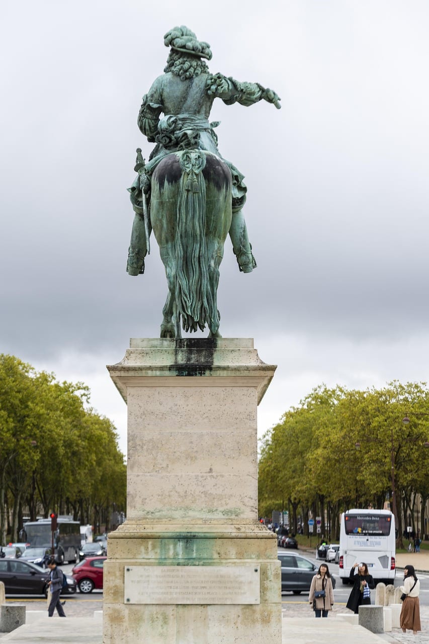 découvrez l'histoire fascinante de versailles, ses majestueux palais, jardins et richesses culturelles. plongez dans l'élégance de la cour et émerveillez-vous devant les chefs-d'œuvre architecturaux et artistiques qui font de cette ville un symbole de l'art de vivre à la française.