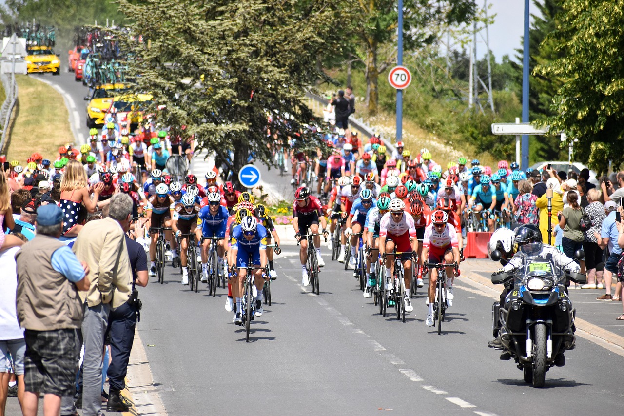 découvrez l'histoire et les moments forts du tour de france, la légendaire course cycliste qui traverse les plus beaux paysages de france. suivez les défis des cyclistes, les équipes et les étapes qui font de cet événement sportif une véritable célébration du cyclisme et de l'esprit français.