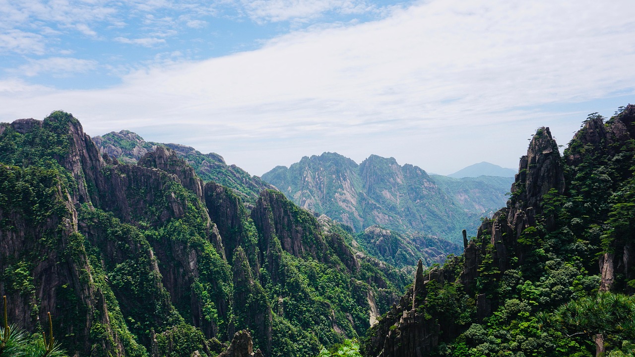découvrez la province d'anhui en chine : son histoire fascinante, ses paysages montagneux spectaculaires, sa cuisine authentique et ses sites touristiques incontournables. parfait pour les amateurs de voyages et de culture asiatique.