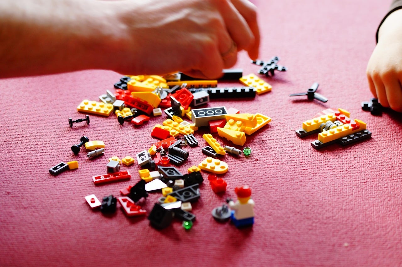 découvrez l'univers créatif et amusant de lego avec une large gamme de briques, sets thématiques et accessoires pour tous les âges. construisez, imaginez et partagez des moments inoubliables.