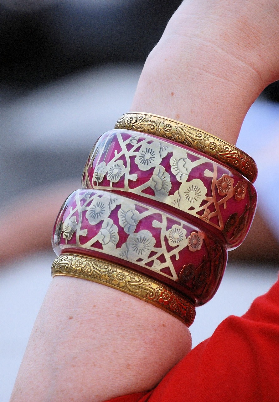 découvrez l'art unique des émaux de longwy, une tradition française alliant savoir-faire ancestral et créativité pour des pièces décoratives d'exception.