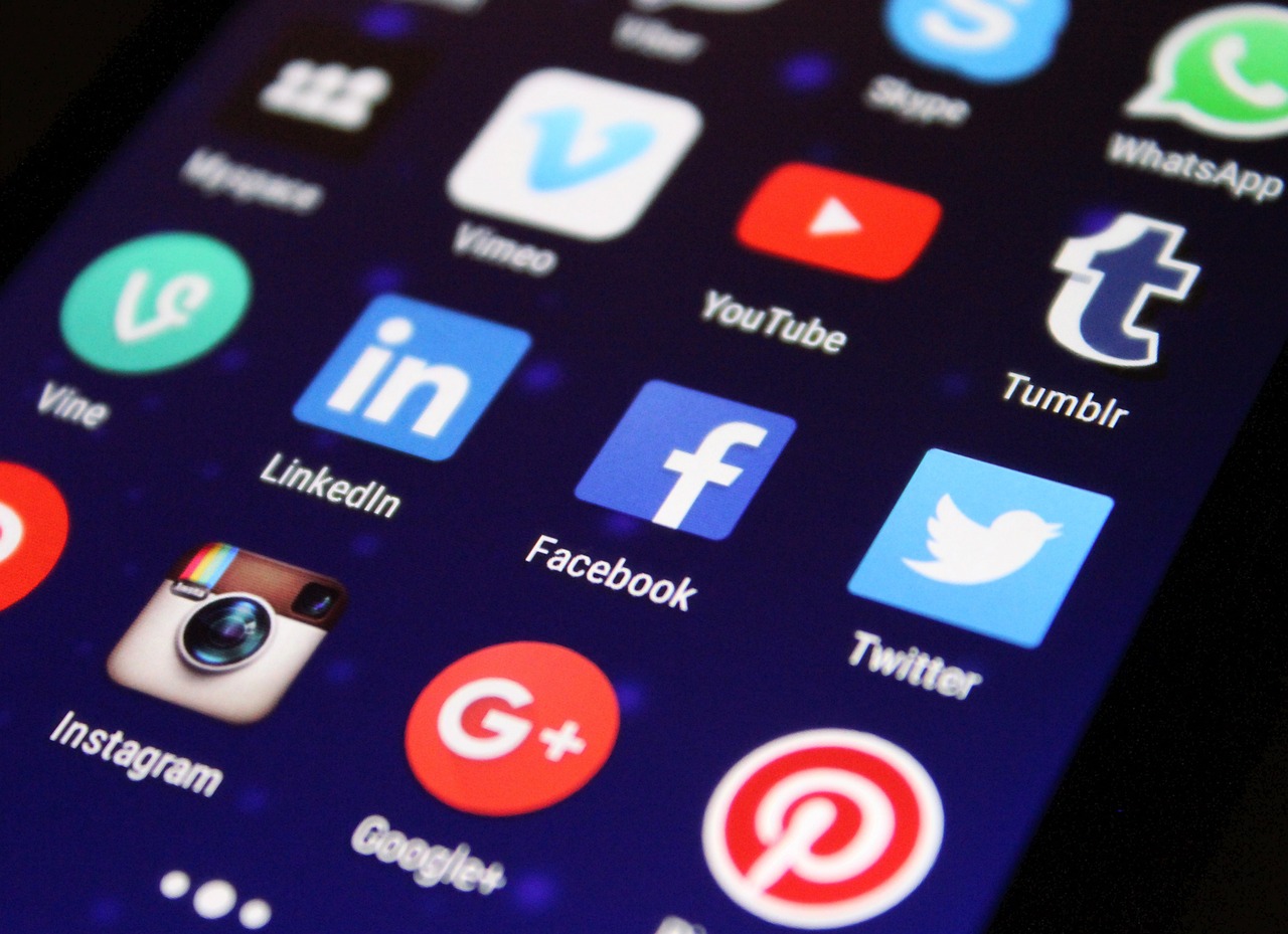 découvrez comment les réseaux sociaux influencent les décisions d'investissement et l'impact des avis en ligne sur les marchés financiers.